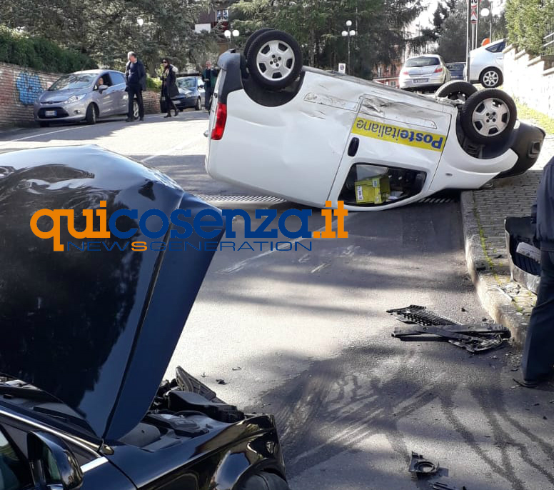 Rende, scontro tra un'auto e un mezzo delle Poste che si è ribaltato - FOTO 62 incidente rende via repaci 02