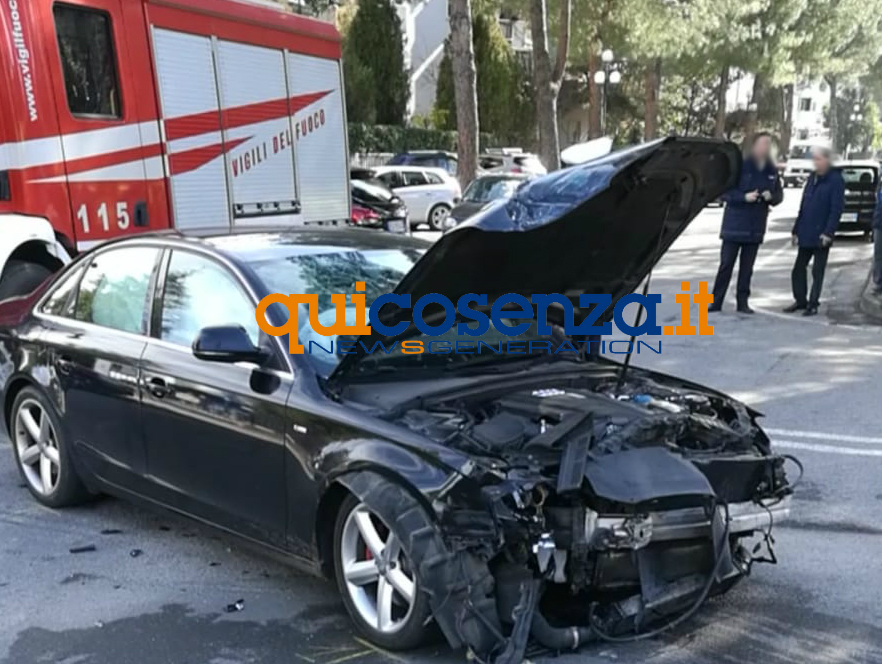 Rende, scontro tra un'auto e un mezzo delle Poste che si è ribaltato - FOTO 64 incidente via repaci 04