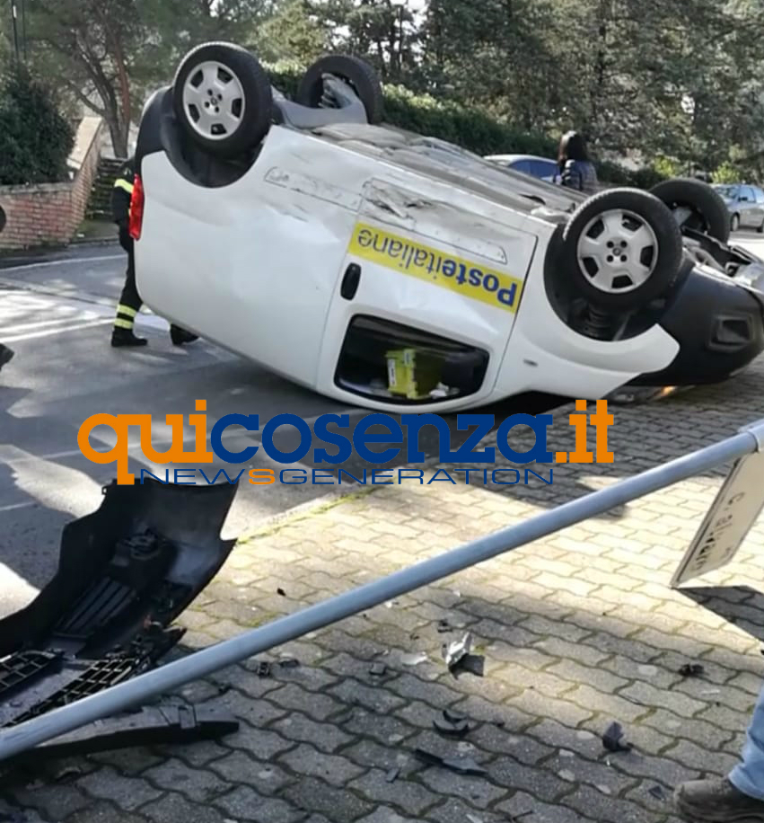 Rende, scontro tra un'auto e un mezzo delle Poste che si è ribaltato - FOTO 65 incidente via repaci 6
