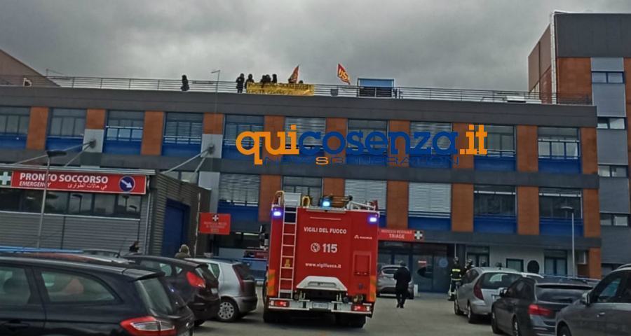 protesta Seatt tetto pronto soccorso cosenza 01