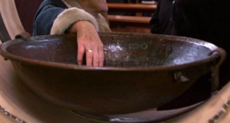 Chiesa e Coronavirus: stop acqua santa, comunione e segno della pace 54 acquasantiera chiesa