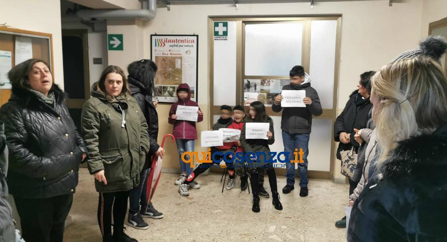 protesta camigliatello scuole 02