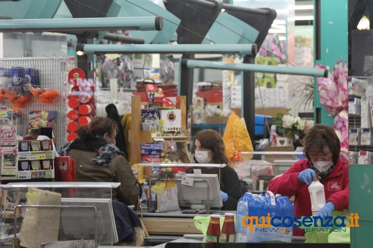 Coronavirus: a Cosenza nel primo giorno di 'zona protetta' file ai supermercati 60 Coronavirus Cosenza 17