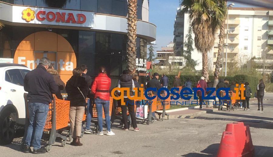Coronavirus: a Cosenza nel primo giorno di 'zona protetta' file ai supermercati 59 Fila supermercato rende coronavirus 02