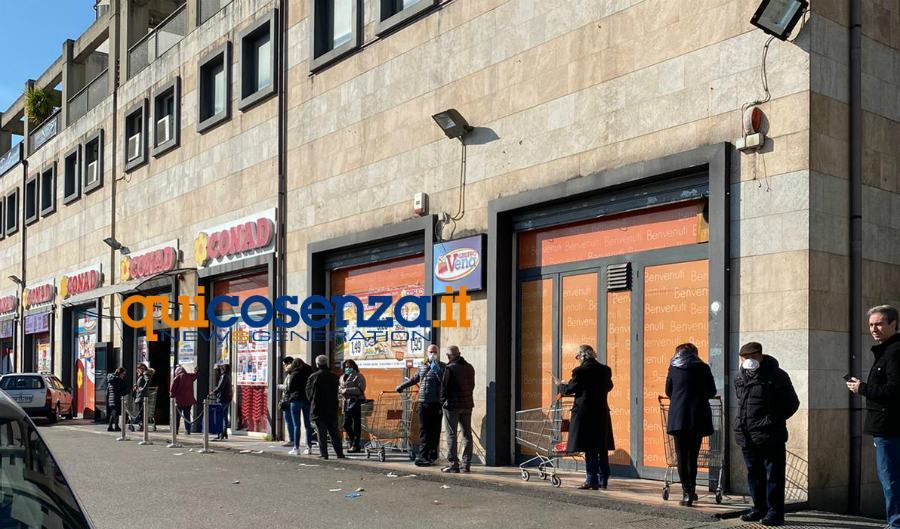 Coronavirus: a Cosenza nel primo giorno di 'zona protetta' file ai supermercati 58 Fila supermercato rende coronavirus 03