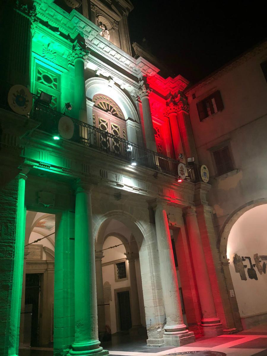 Coronavirus, il tricolore illumina il santuario di San Francesco di Paola 56 Paola tricolore santuario san francesco 02