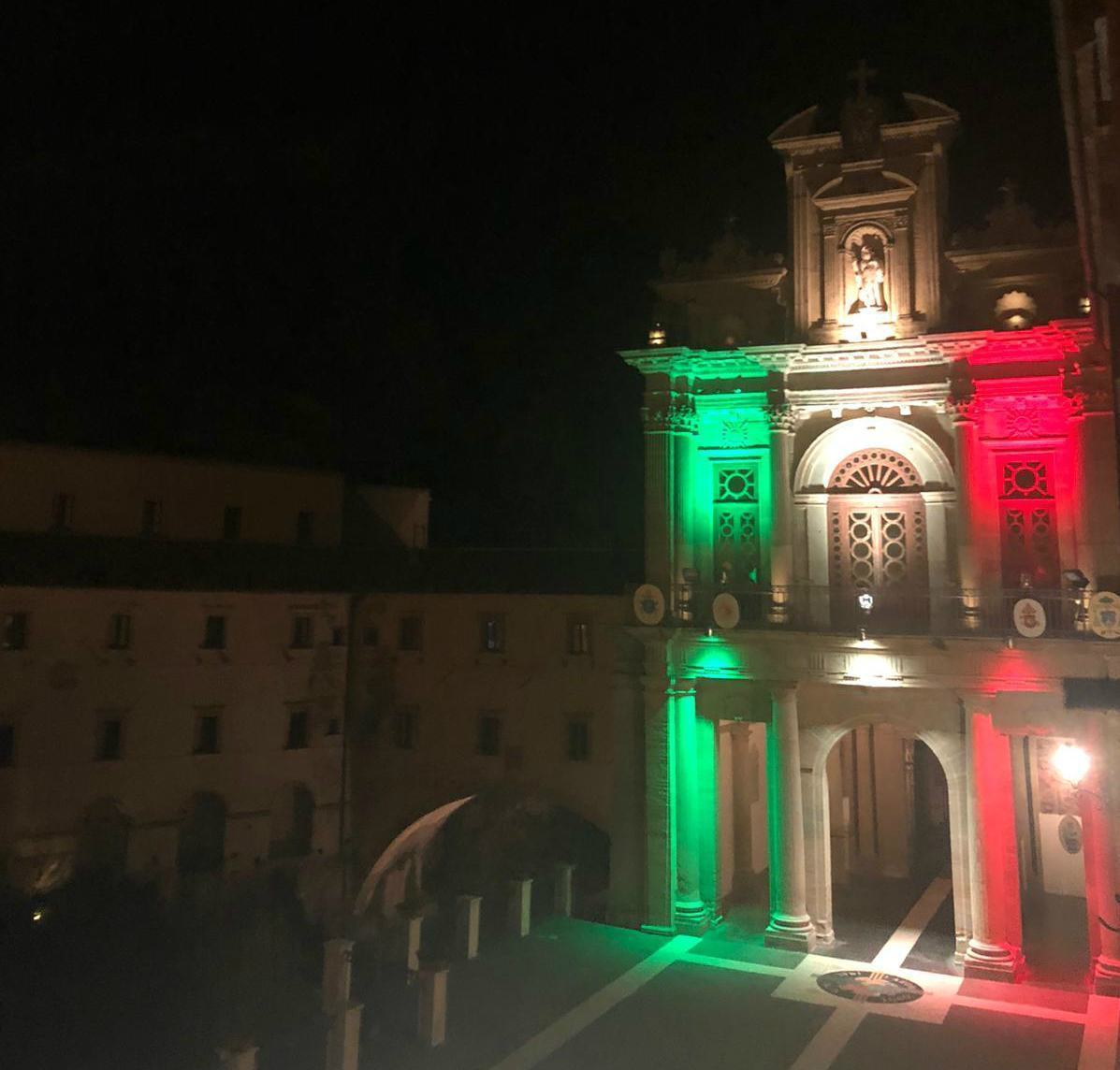 Coronavirus, il tricolore illumina il santuario di San Francesco di Paola 57 Paola tricolore santuario san francesco 03