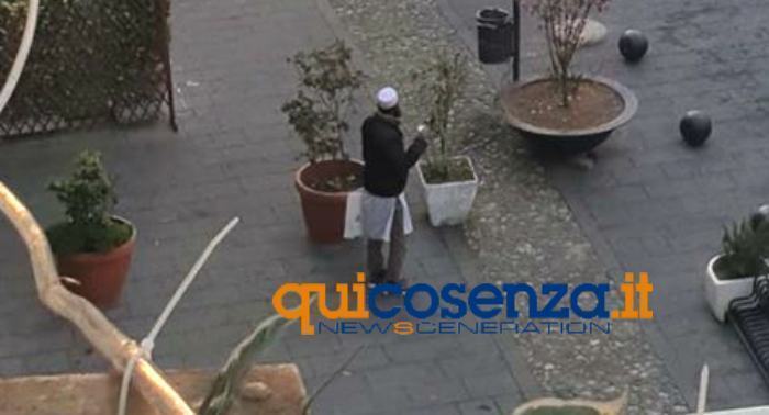 coronavirus persone strada piazza valdesi cosenza