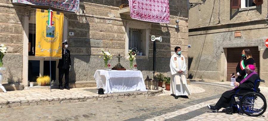 Cariati, Mons. Satriano benedice la comunità e esorta alla riapertura dell'ospedale 56 CARIATI VESCOVO2