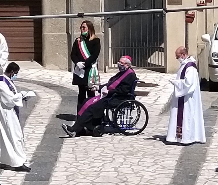 Cariati, Mons. Satriano benedice la comunità e esorta alla riapertura dell'ospedale 57 CARIATI VESCOVO3