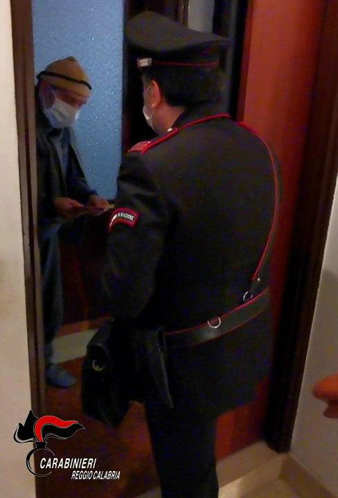 Carabinieri a sostegno della popolazione: consegnano a domicilio pensioni e tablet 54 CC Reggio Poste3