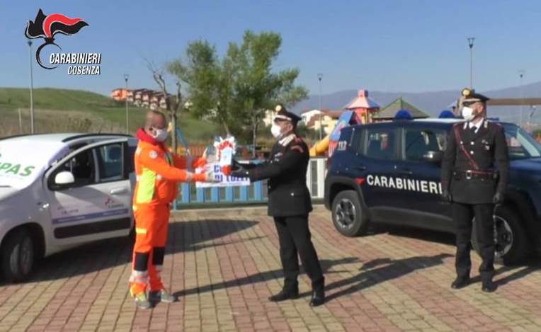 Carabinieri di Cosenza in prima linea, anche nel regalare sorrisi: donate 300 uova di Pasqua 58 Diapositiva2