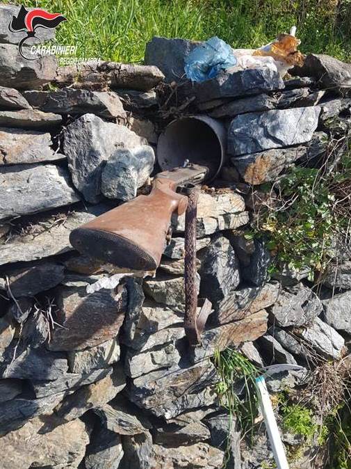 Ritrovato un fucile da caccia nascosto all'interno di un muro 57 Foto 1 1