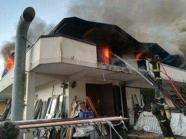 Incendio all'alba distrugge una falegnameria - Foto - Video 54 PHOTO 2020 05 23 16 33 46 2