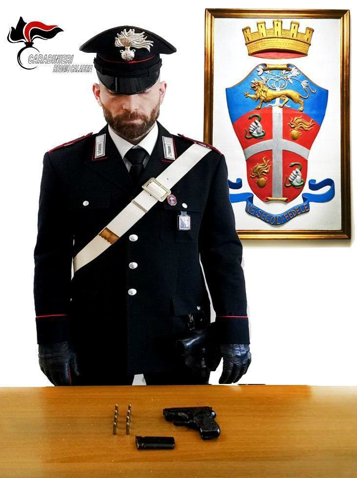 Nascondeva in un muretto del suo terreno una pistola: arrestato operaio 60enne 54 armi rc