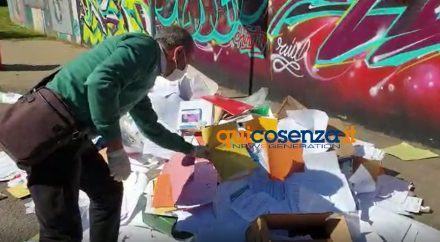 Discarica su via Panebianco, nei sacchi documenti della Cisl - VIDEO 54 discarica citta ragazzi atti cisl 01