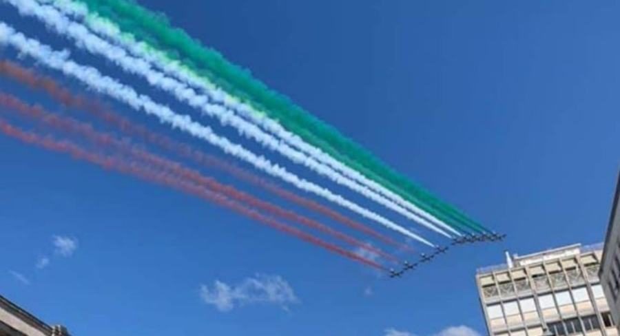 Il tricolore nel cielo di Catanzaro. Emozione al passaggio delle Frecce Tricolore 54 frecce tricolori catanzaro