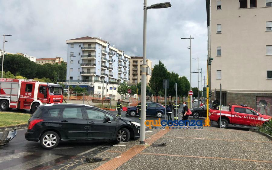 Cosenza: incidente nei pressi del Cristo Re, due auto coinvolte. Disagi al traffico 54 incidente viale parco 02