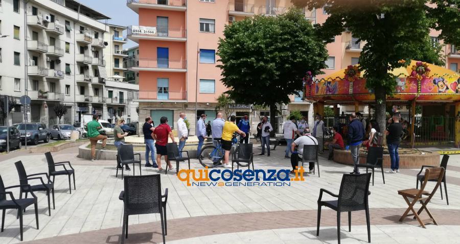Cosenza, in piazza titolari di bar e ristoranti: "nessun aiuto, aspettiamo di chiudere" 57 piazza Loreto bar ristoranti 01