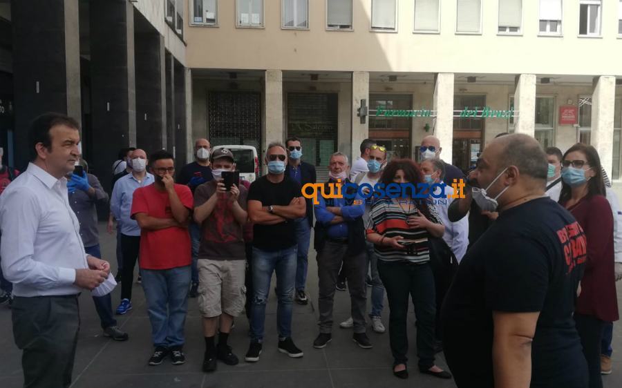Ristoratori in piazza incontrano Occhiuto: "fondi mai arrivati e domande rigettate" 57 protesta esercenti ristoratori comune cosenza 04