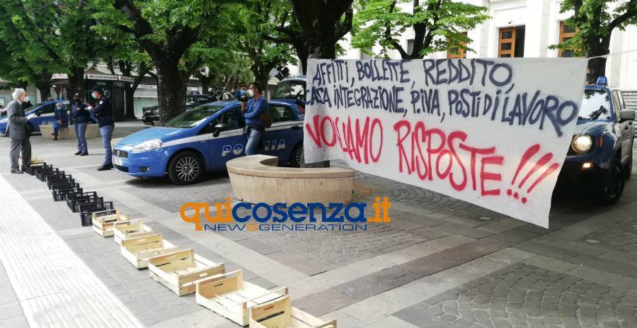 Cosenza, manifestanti tentano di entrare in Prefettura (FOTO e VIDEO) 59 protesta prefettura cosenza 02