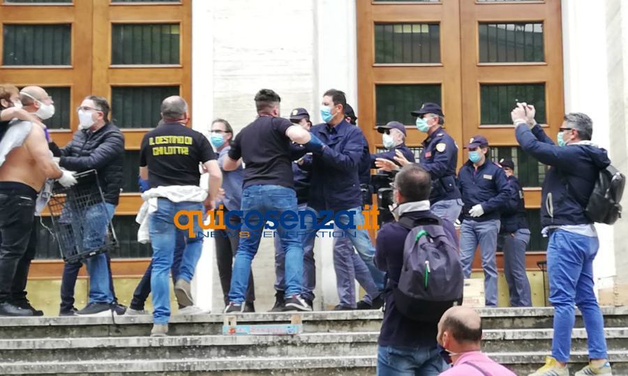 Cosenza, manifestanti tentano di entrare in Prefettura (FOTO e VIDEO) 58 protesta prefettura cosenza 03
