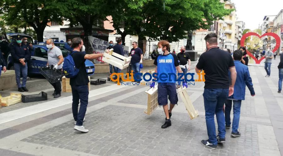 Cosenza, manifestanti tentano di entrare in Prefettura (FOTO e VIDEO) 60 protesta prefettura cosenza 05