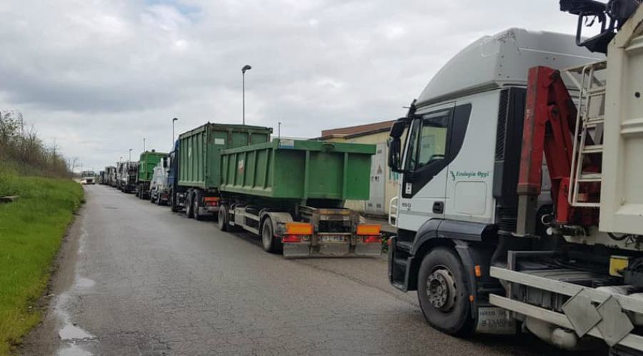 rifiuti file camion
