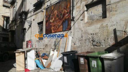 rifiuti spazzatura cosenza maggio centro storico 07