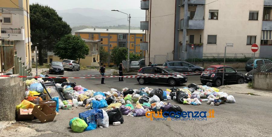 Cosenza, emergenza rifiuti: spazzatura per strada a San Vito per protesta (FOTO-VIDEO) 58 spazzatura san vito cosenza 04