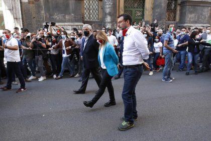 2 Giugno, centrodestra in piazza ressa e nessun distanziamento 52 32d5c15dd6b4cd8b454236492871cafc