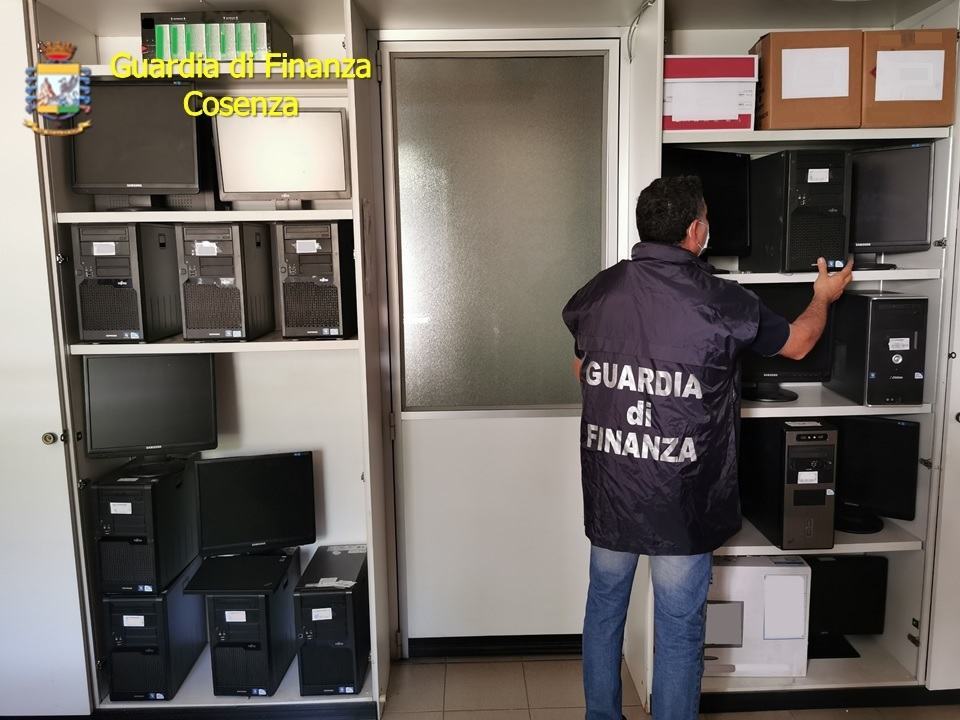 Cosenza, sequestrati seicentomila euro a due imprenditori informatici 54 GdfProvCS Foto01