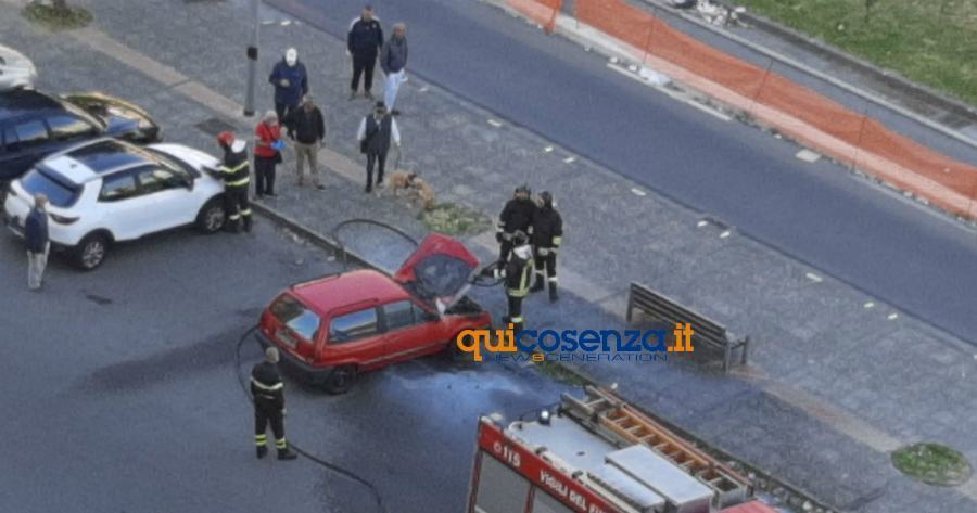 auto fiamme viale mancini cosenza vvff 02