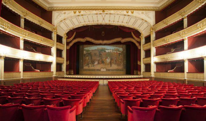 il sipario storico del Rendano foto di Ivano Amato