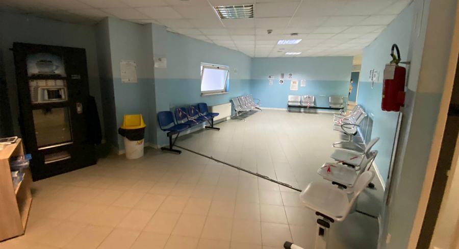 Castrovillari, Milanese (FdI): "futuristici ospedali, ma è difficile cambiare una finestra" 54 sala dattesa poliambulatorio castrovillari