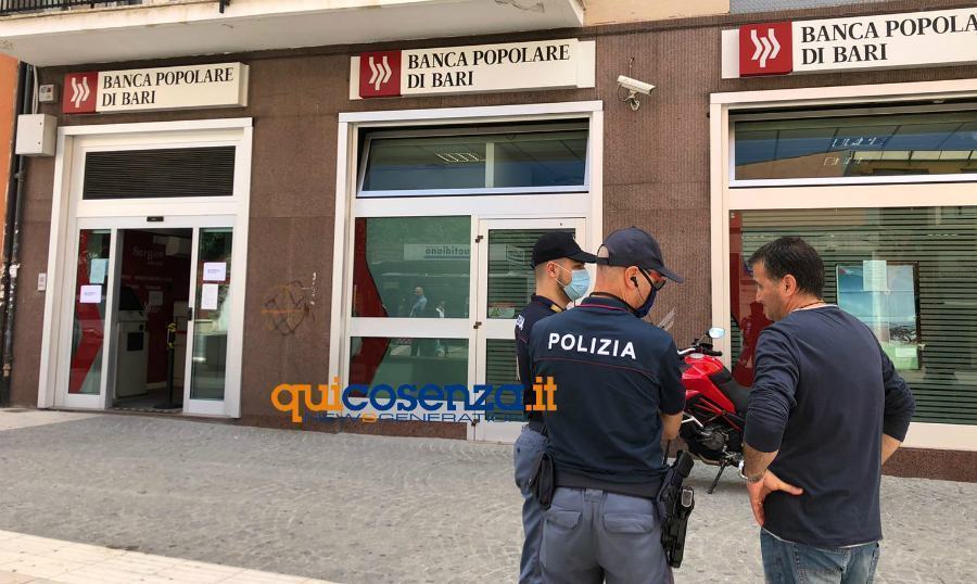 Cosenza, tentata rapina alla Banca Popolare di Bari su corso Mazzini (FOTO e VIDEO) 54 tentata rapina banca popolare bari cosenza 01