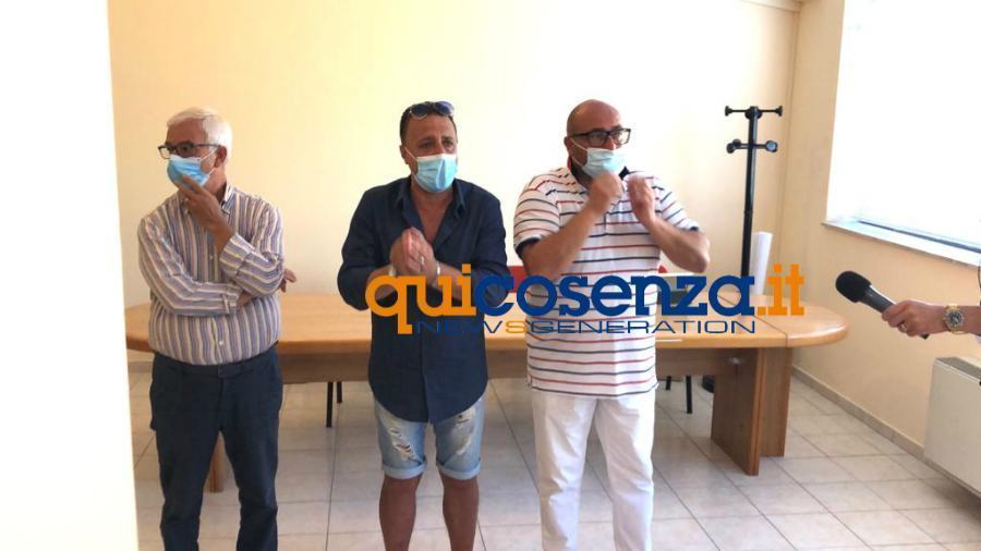 Amantea, cittadini sotto il Comune: "spostare subito i migranti positivi" (FOTO-VIDEO) 58 amantea delegazione manfiestanti comune