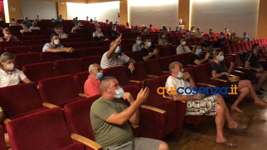 Amantea, cittadini sotto il Comune: "spostare subito i migranti positivi" (FOTO-VIDEO) 60 amantea riunione teatro comunale migranti positivi 01