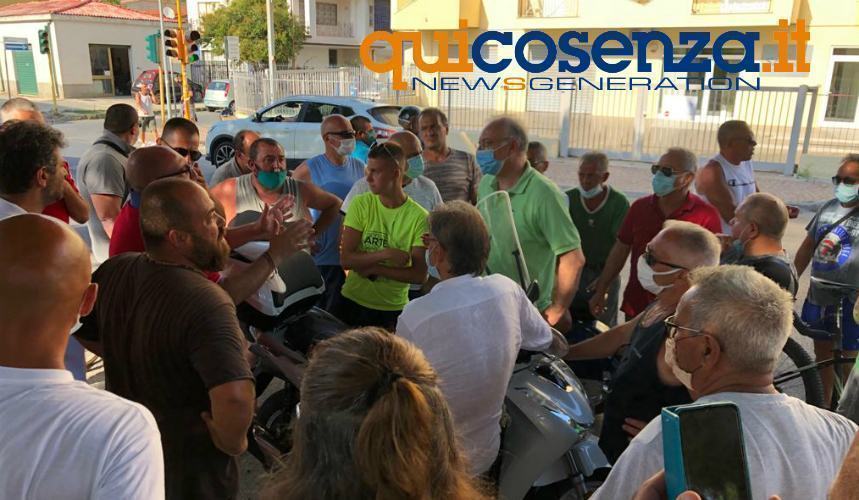 Migranti Amantea, cittadini: "tregua di 24 ore poi si torna a bloccare la Statale 18" 54 cittadini Amantea2