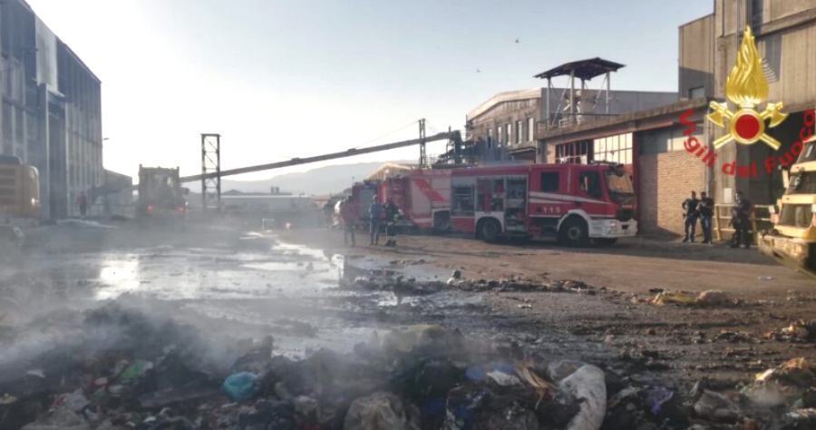 incendio impianto rifiuti lamezia ex sir 01