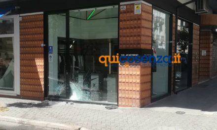 Cosenza: incidente a via Montesanto, tampona auto, distrugge vetrina e fugge 53 incidente via montesanto 02