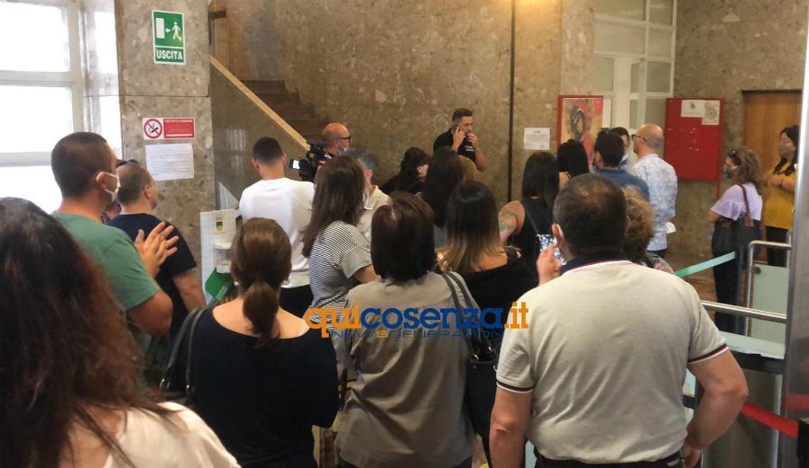 Cosenza, protesta in Comune degli operatori della cooperativa Adiss 56 operatori protesta adiss disabili comune cosenza