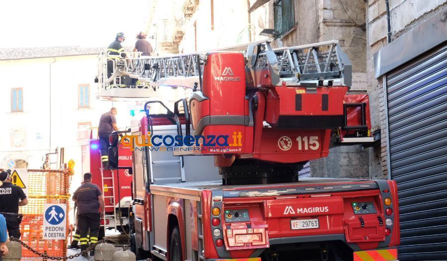Vigili del fuoco nello stesso appartamento di Corso Telesio dove morirono 3 persone 57 vigili del fuoco intervento centro storico 01