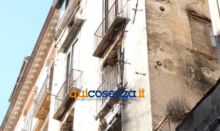 Vigili del fuoco nello stesso appartamento di Corso Telesio dove morirono 3 persone 56 vigili del fuoco intervento centro storico 02