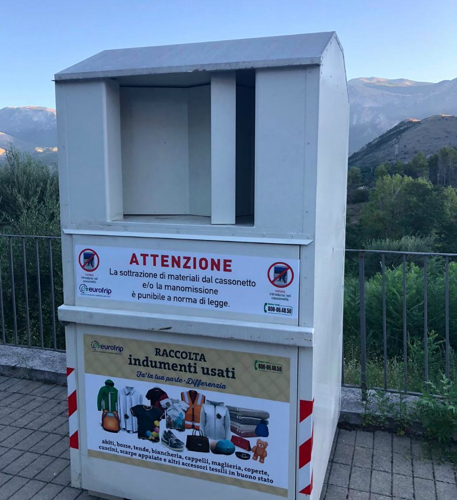 Morano, raccolta indumenti e accessori: implementata la rete di conferimento 54 Contenitore abiti usati morano 02