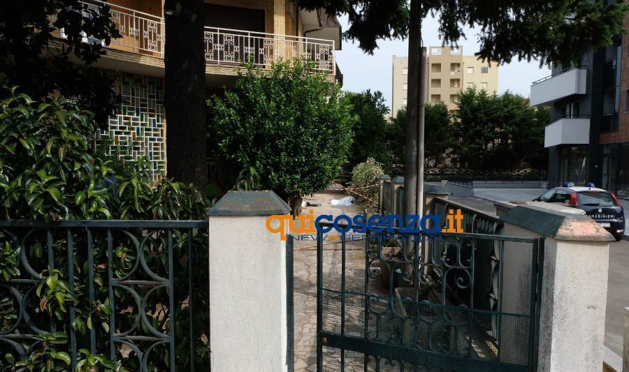 Rende, tragico incidente sul lavoro. Muore un operaio colpito da un montacarichi 60 Morte operaio Rende via Marconi 04