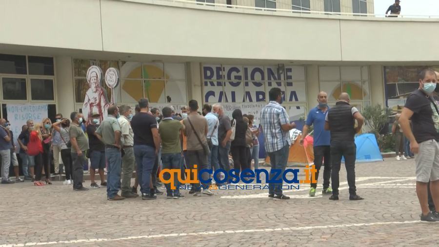 Lavoro, presidio dei precari alla Regione: "Riconosceteci i nostri diritti” 63 Precari protesta regione tirocinanti 01