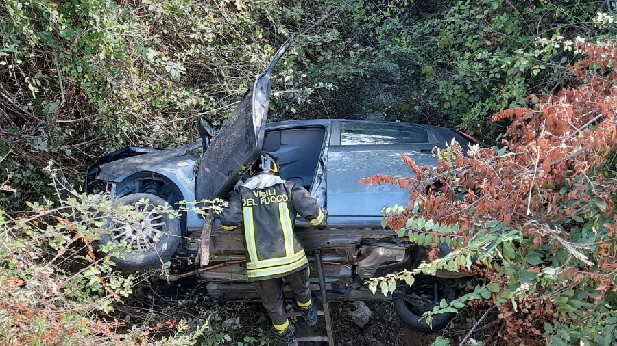 Sbanda e precipita con l'auto in un burrone, recuperato dai vigili del fuoco 54 auto burrone reggio calabria vvff 01