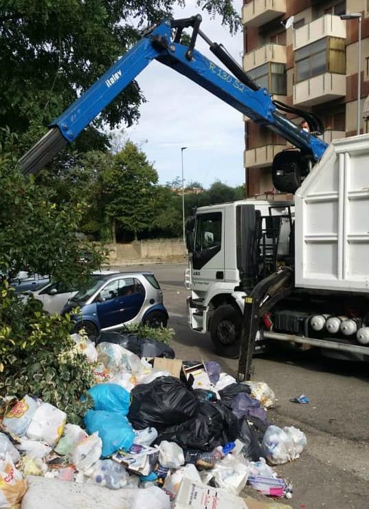 Cosenza, ripulita l'area di Vaglio Lise. Appello ai cittadini: "non abbandonate rifiuti" 59 bonifica rifiuti Vaglio lise cosenza 03