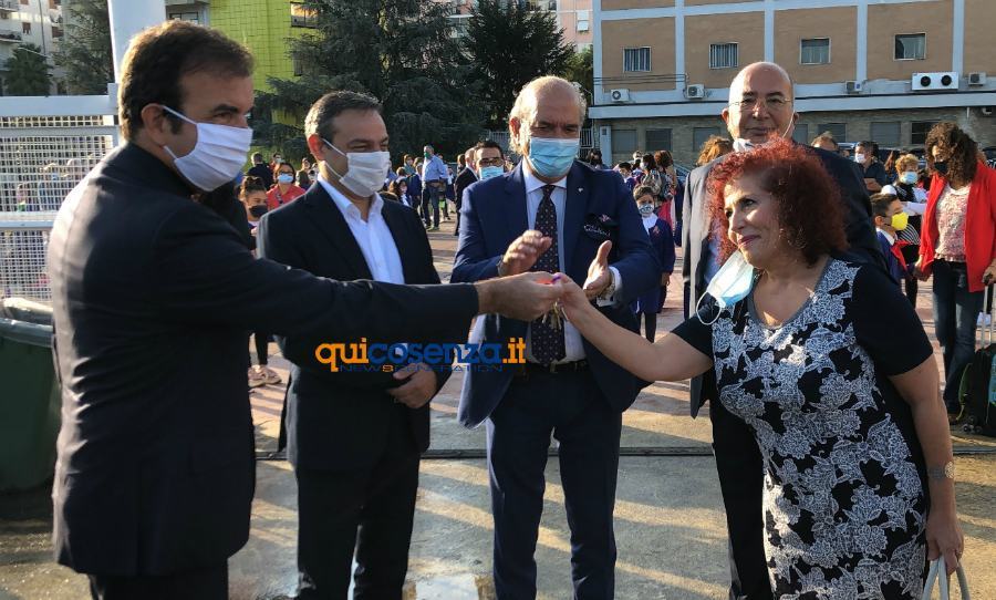 "Ciao mamma, torno a scuola". Suona la prima campanella a Cosenza 58 consegna occhiuto chiavi citta ragazzi Cairo